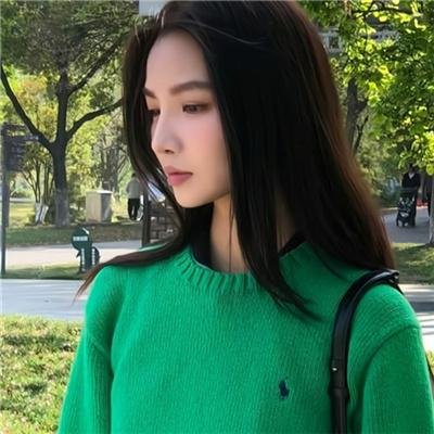 草地上的男人